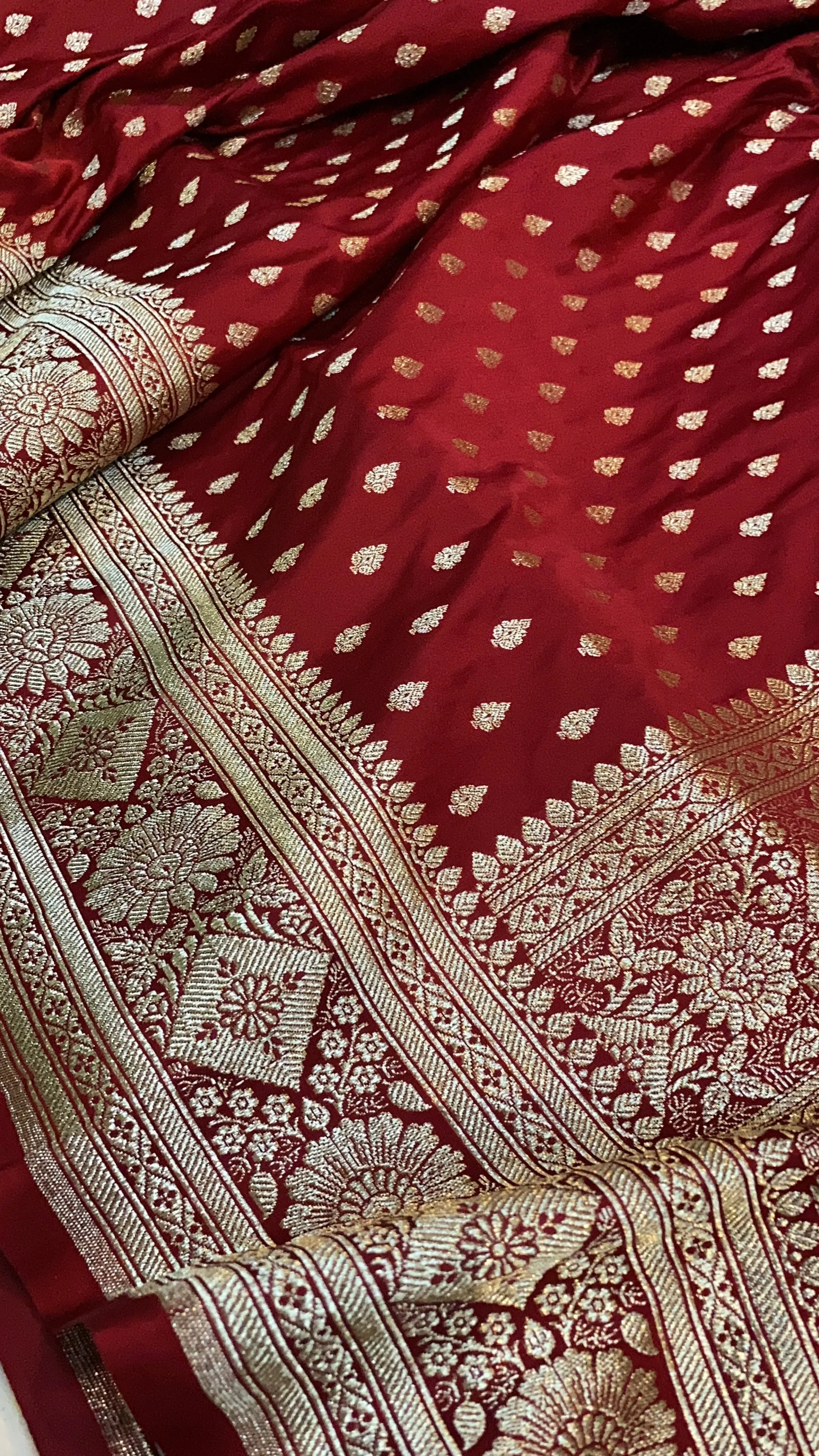 Rich Elegance: Maroon Handloom Pure Silk Banarasi Saree