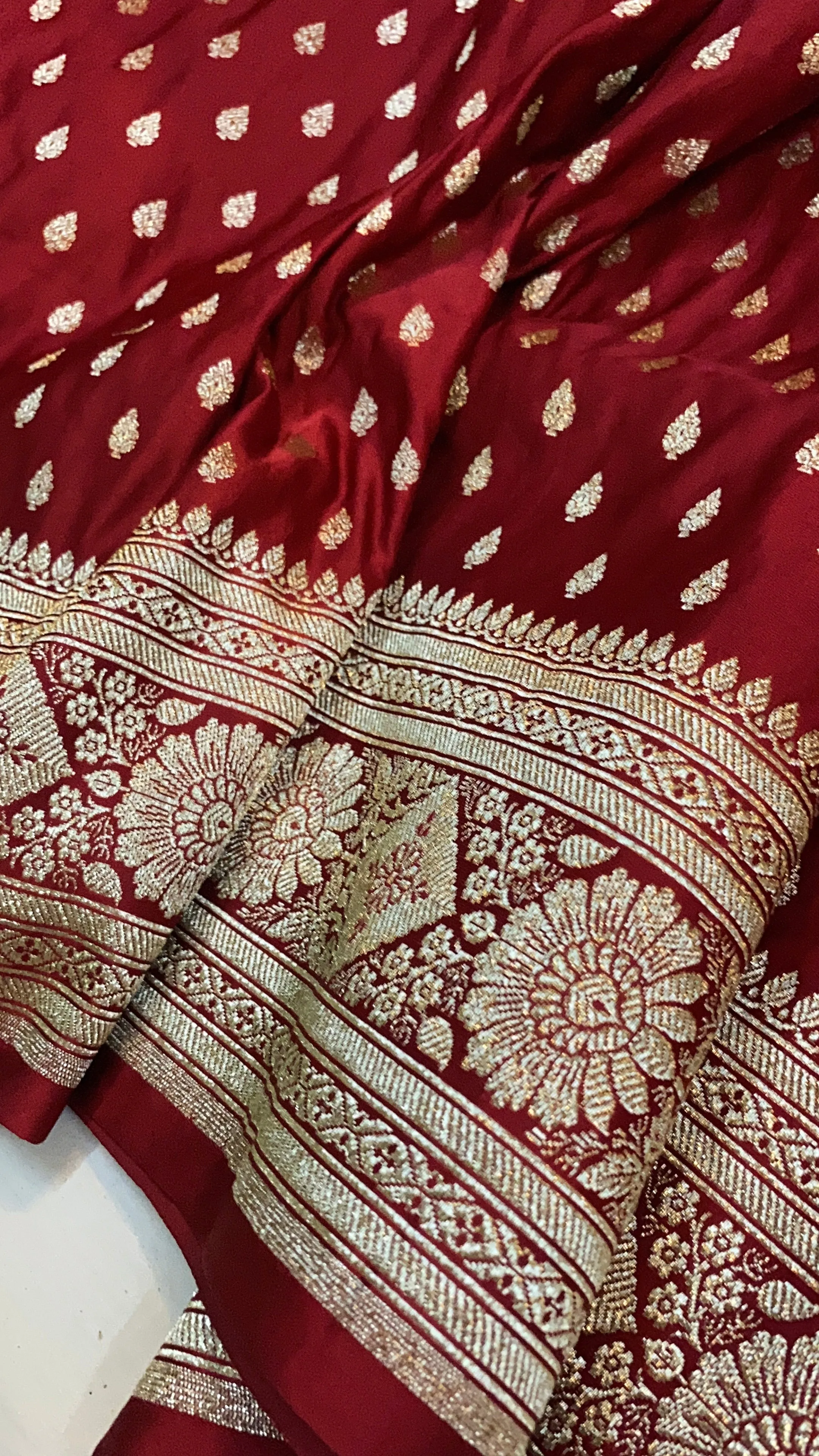 Rich Elegance: Maroon Handloom Pure Silk Banarasi Saree